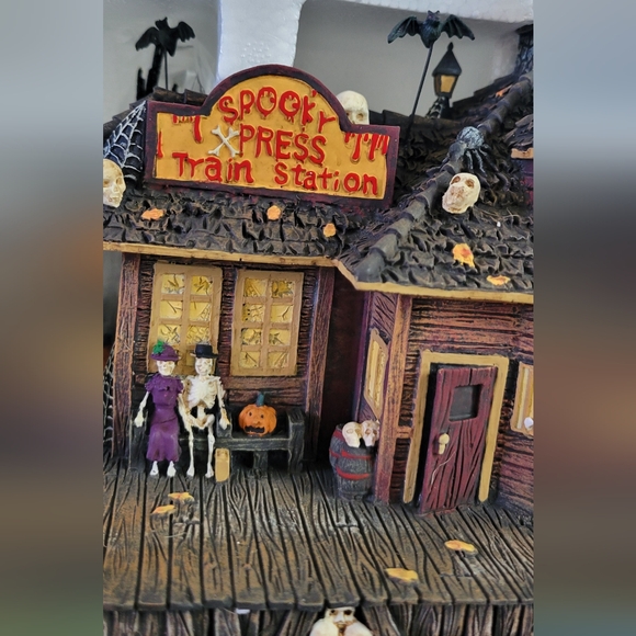 The Munsters Mockingbird Train Station by the Bradford exchange. NWOT. - Picture 4 of 9